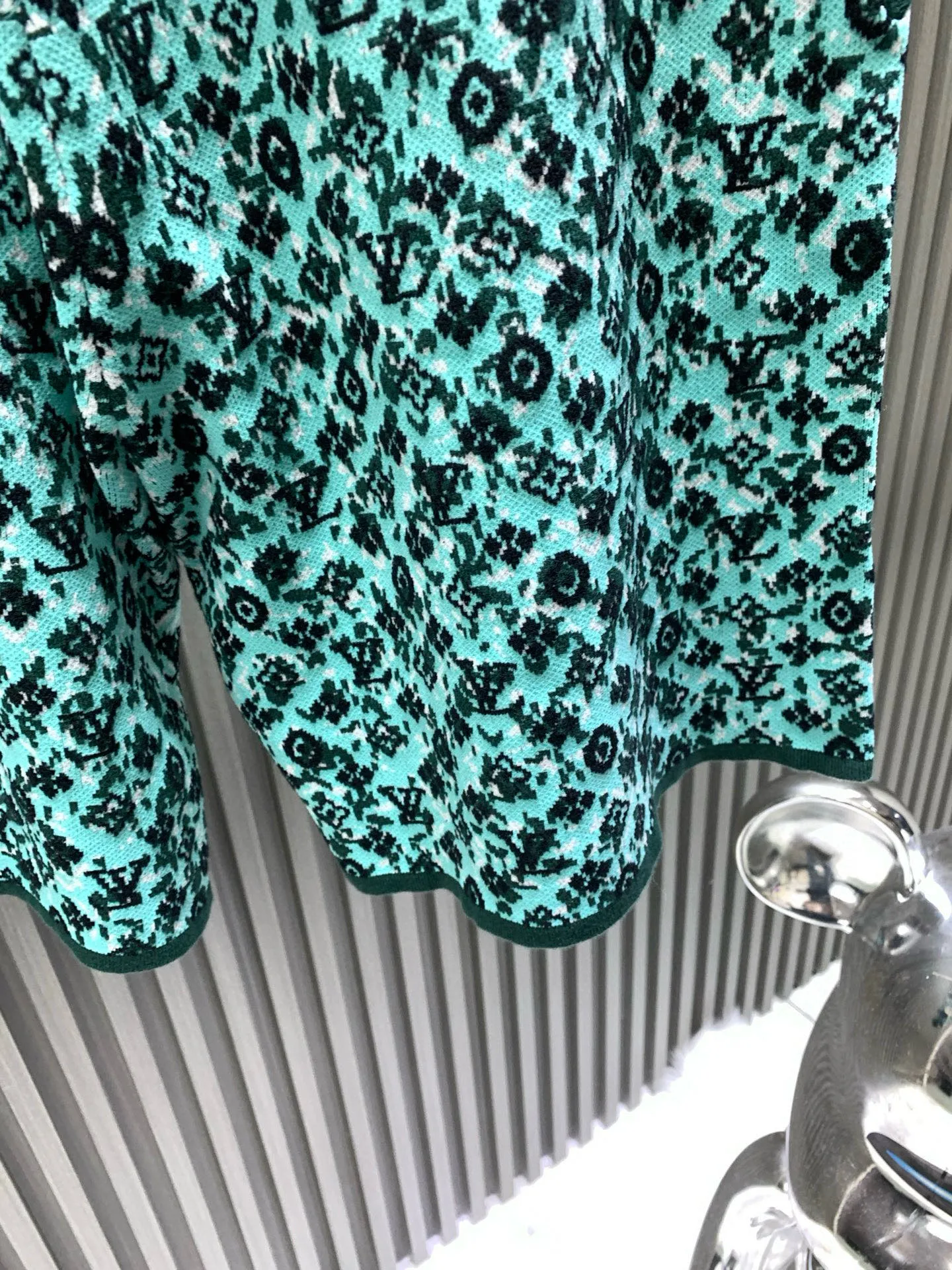 🅿️240 🀄️ Louis Vuitton Louis Vuitton 25FW early spring and summer new knitted shorts with complex embroidery patterns. Customized green ink sfumato effect fabric. Embellished with classic monogram embroidery all over. Elastic waistband design. Black lining design on the inside. Normal cut version. Same style for men and women.